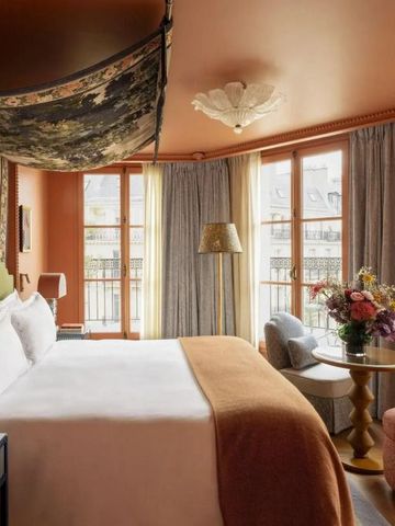 Elegantes Hotelzimmer mit stilvoller Einrichtung und großen Fenstern