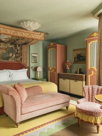 Charmantes Hotelzimmer mit klassischer Dekoration und bequemer Sitzgelegenheit