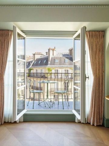 Ausblick aus einem Hotelzimmer auf einen Balkon mit Stadtblick