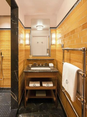 Luxuriöses Badezimmer mit gelben Fliesen und elegantem Waschtisch