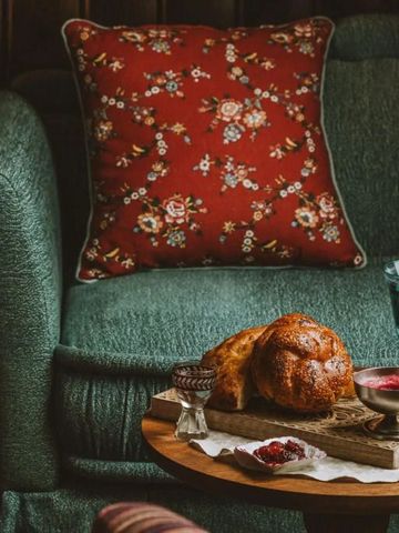 Gemütliche Lounge mit eleganter Dekoration und rotem Kissen