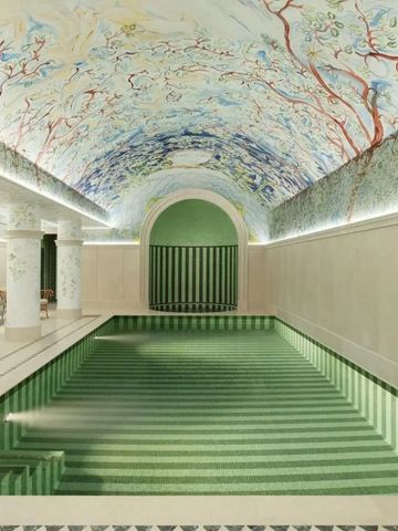 Innenpool mit kunstvoll bemalter Decke und stilvoller Beleuchtung