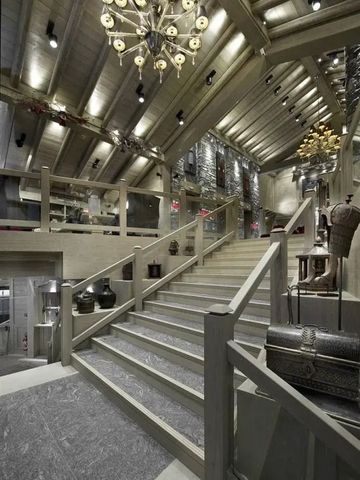 Prächtige Treppe mit edlen Dekorationen und kunstvoller Beleuchtung