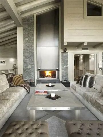 Gemütlicher Wohnbereich mit Kamin und einladenden Sofas