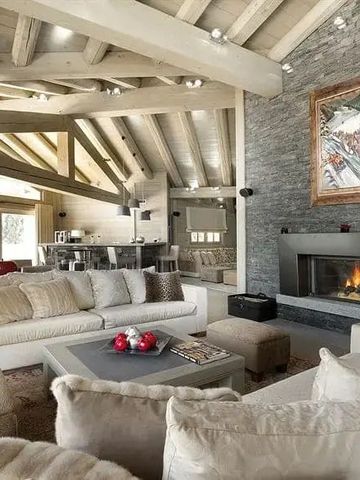 Heller Wohnraum mit Kamin und gemütlichen Sofas in edlem Design