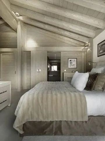 Elegantes Schlafzimmer mit Holzakzenten und luxuriösem Bett