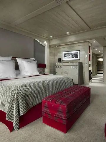 Luxuriöses Schlafzimmer mit Kingsize-Bett und moderner Einrichtung.