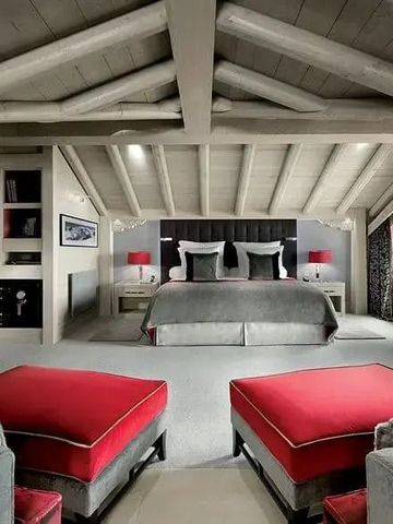 Geräumiges Schlafzimmer mit hohen Decken und stilvollem Design