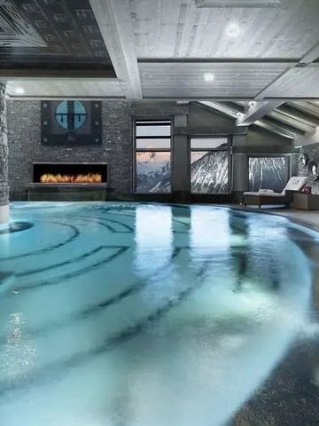 Luxuriöser Innenpool mit Bergblick und stimmungsvoller Beleuchtung