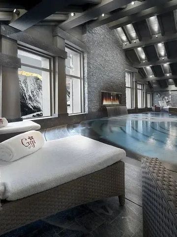 Luxuriöser Innenpool mit Liegen und moderner Architektur im Hotel