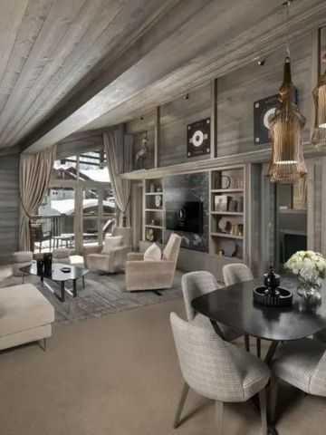 Luxuriöser Wohnbereich einer Hotelsuite mit modernen Möbeln und großen Fenstern.