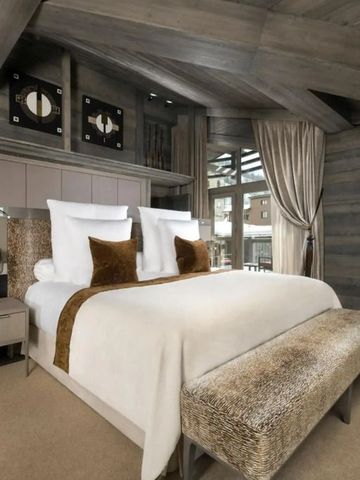 Gemütliches Schlafzimmer mit großen Fenstern und Holzbalkendecke.