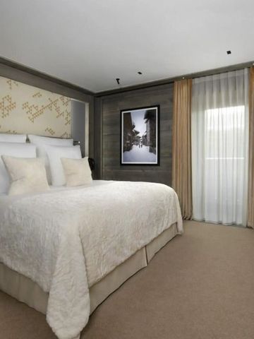 Elegantes Hotelzimmer mit Kingsize-Bett und stilvoller Dekoration