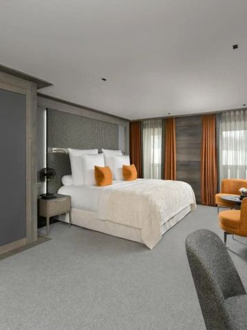 Geräumiges Hotelzimmer mit modernen Möbeln und gemütlicher Atmosphäre