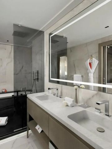 Modernes Badezimmer mit Doppelwaschbecken und luxuriösem Design