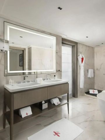 Luxuriöses Badezimmer mit freistehender Badewanne und Marmoroberflächen