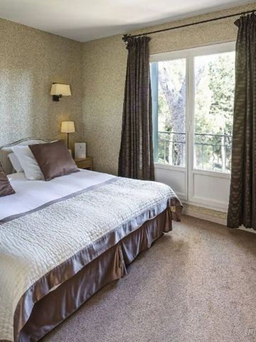 Helles Doppelzimmer mit eleganten Vorhängen und französischem Fenster.