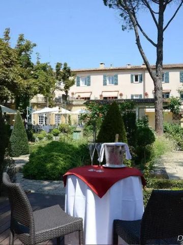 Charmante Gartenansicht des Hotel Le Pigonnet mit eleganter Tischdekoration