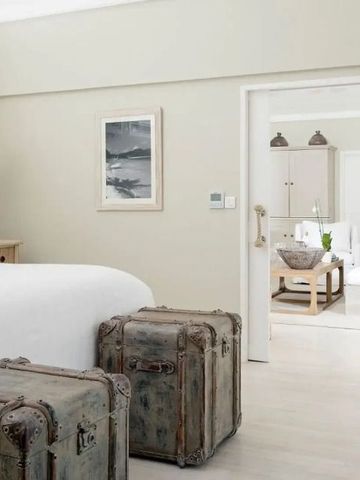 Zimmer mit moderner Einrichtung und antikem Dekor