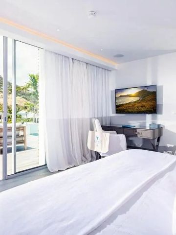 Helles Zimmer mit direktem Zugang zur Terrasse und Blick auf die Landschaft