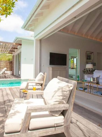 Geräumige Terrasse mit Pool und Liegestühlen in einer luxuriösen Suite oder Villa