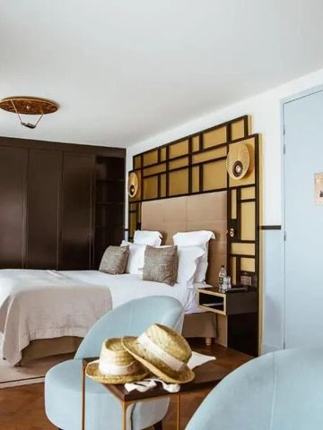 Luxuriöses Hotelzimmer mit edler Dekoration und gemütlichen Sesseln