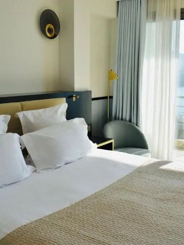 Helles Hotelzimmer mit Blick auf das Meer und einladender Atmosphäre