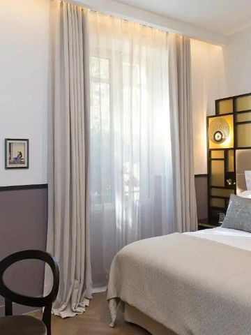 Stilvolles Hotelzimmer mit moderner Dekoration und weichem Licht