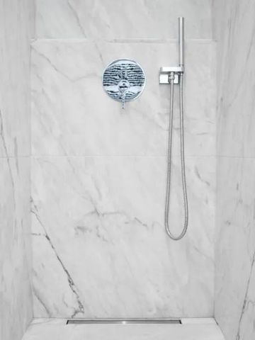 Moderne Dusche mit Marmorwänden in einem eleganten Badezimmer.