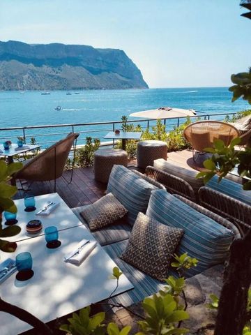 Terrasse mit gemütlichen Sitzgelegenheiten und Blick aufs Meer und die Klippen