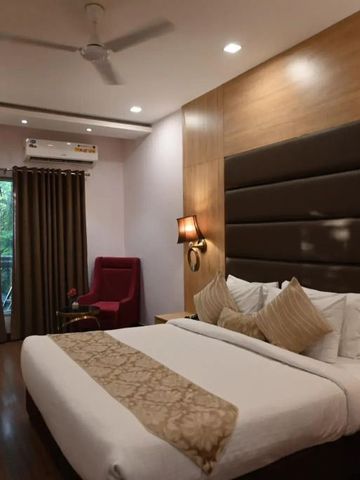 Hotelzimmer mit Kingsize-Bett und eleganter Holzverkleidung