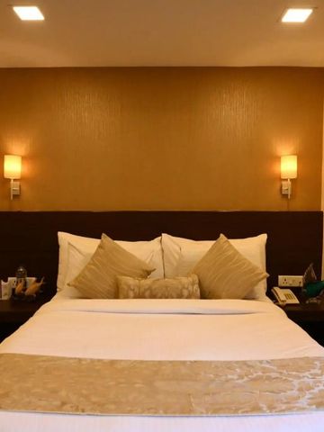 Gemütliches Hotelzimmer mit Doppelbett und warmer Beleuchtung