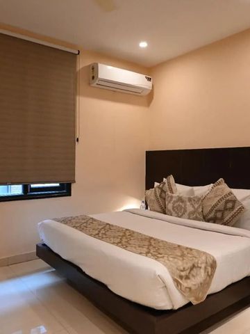 Geräumiges Schlafzimmer mit moderner Einrichtung und Klimaanlage