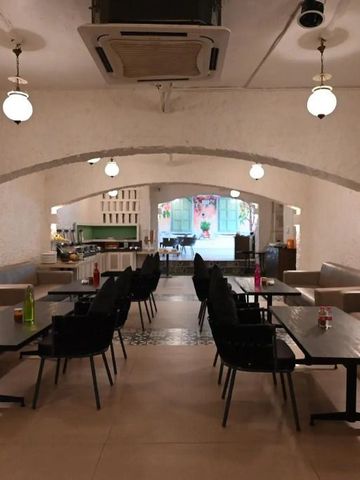 Gemütliches Café im Hotel mit gebogenen Bögen und schicker Beleuchtung