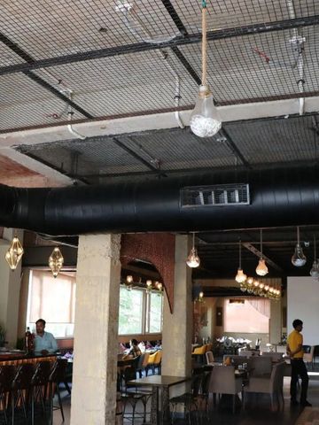 Rustikale Hotelbar mit modernen Elementen und gemütlichen Sitzgelegenheiten