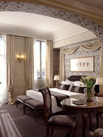 Luxuriöses Hotelzimmer mit klassischem Dekor und eleganten Möbeln