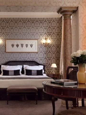 Elegantes Schlafzimmer mit luxuriösem Design und Blumenarrangement