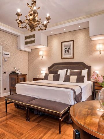 Geräumiges Zimmer mit Holzboden und prachtvollem Kronleuchter