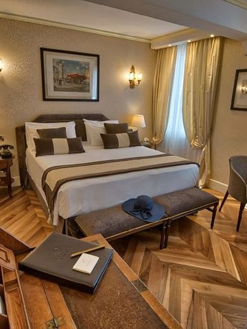 Elegantes Hotelzimmer mit Parkettboden und klassischer Dekoration