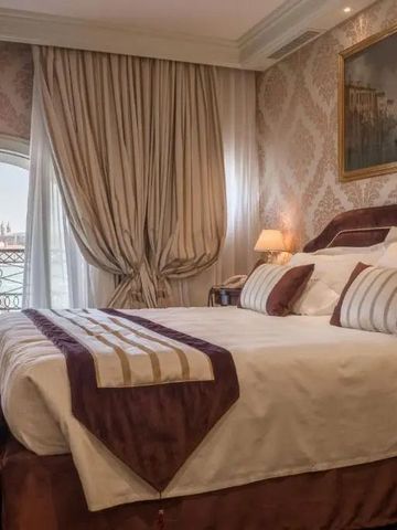 Hotelzimmer mit direktem Blick auf den venezianischen Glockenturm