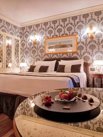 Komfortables Hotelzimmer mit stilvoller Tapete und Einrichtungsdetails