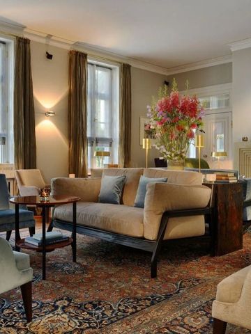 Eleganter Salon mit klassischen Möbeln und Kamin für gemütliche Atmosphäre.