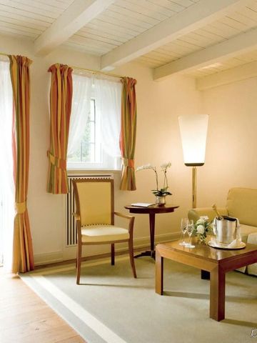 Elegantes Wohnzimmer in einer Hotelsuite mit stilvollen Möbeln und natürlichem Licht