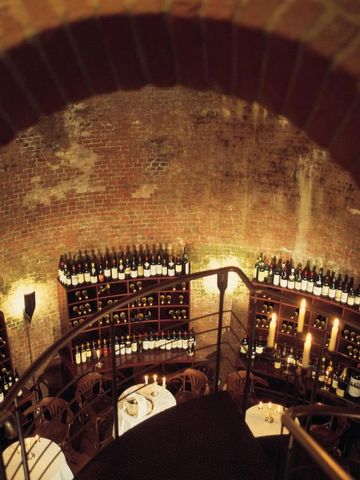 Eleganter Weinkeller mit runder Treppe und Kerzenlichtatmosphäre
