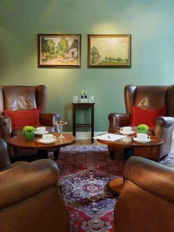 Gemütliche Lounge mit Ledersesseln und stilvollem Interieur