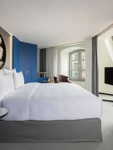 Geräumiges Schlafzimmer mit großem Bett und moderner Dekoration