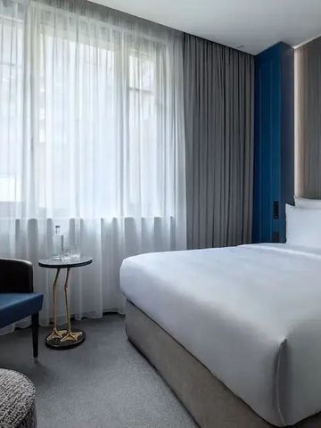 Modernes Hotelzimmer mit natürlichem Licht und stilvollen Möbeln