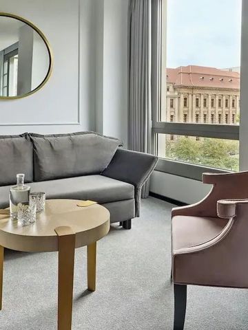 Gemütlicher Wohnbereich mit Sofa und Ausblick auf die Stadt