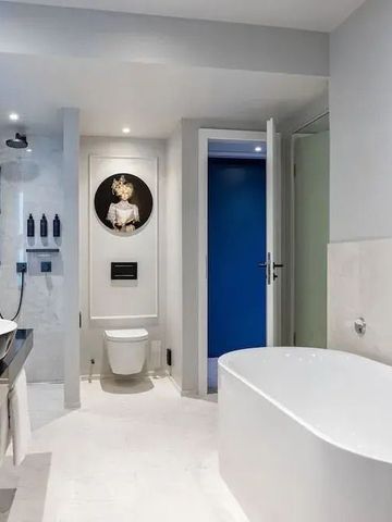 Luxuriöses Badezimmer mit freistehender Badewanne und moderner Ausstattung