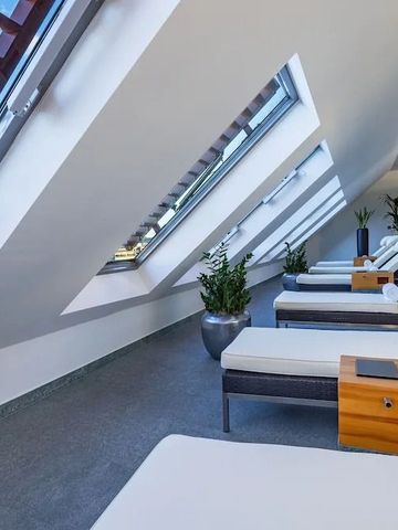 Entspannungsbereich mit Liegen und Dachfenstern im Wellnessbereich